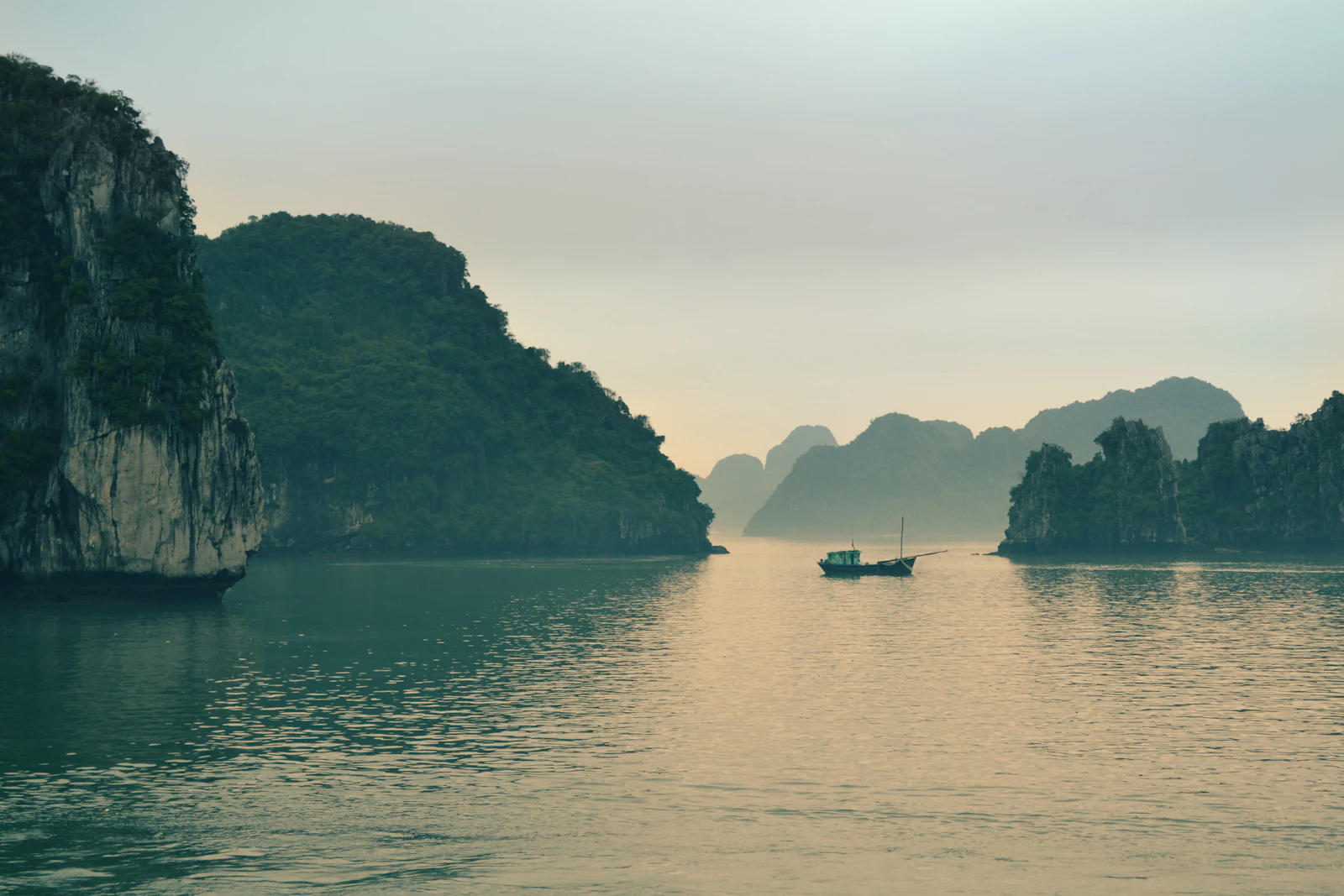 Ha Long, Vietnam photo 6 by Fré Sonneveld