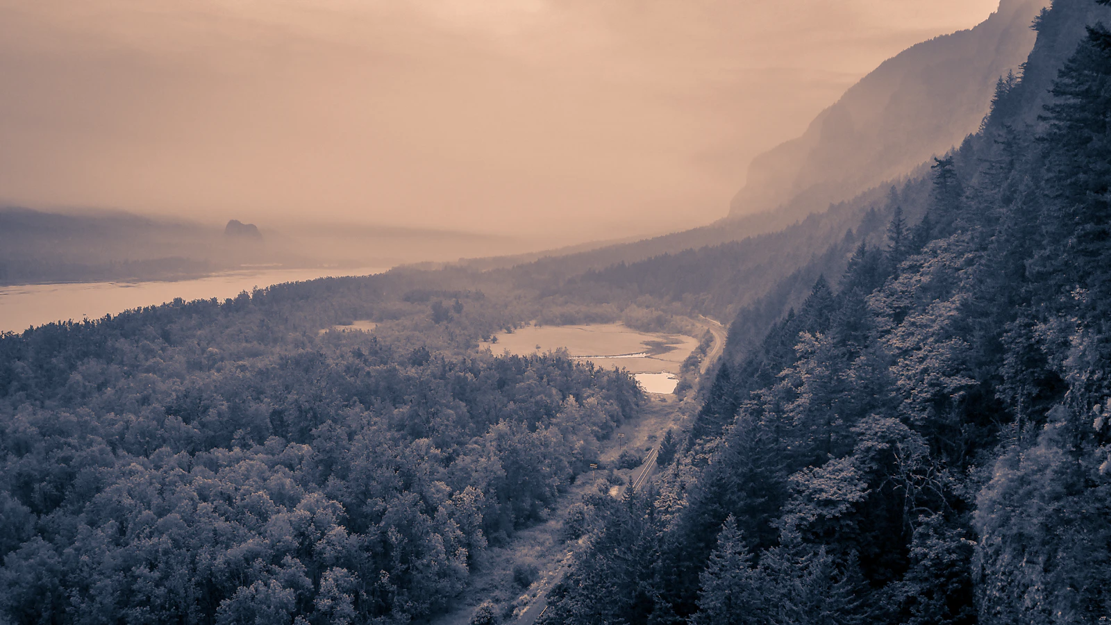 Hood River, Oregon photo 3 by Dale Nibbe